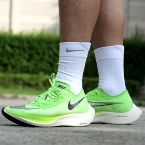 耐克荧光绿气垫鞋