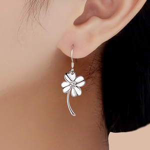 老凤祥四叶草耳钉