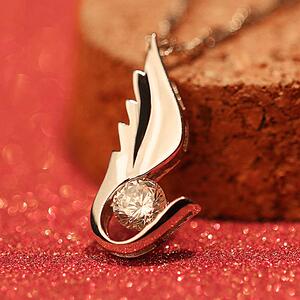 周大福焕美女 天使之翼水晶吊坠日韩国银饰品锁骨生日礼物送女友