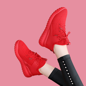 冬季小红鞋2021新款跑步鞋本命年大红色旅游鞋跳舞软底大码春鞋潮