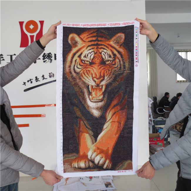 纯手工十字绣成品镇宅虎 老虎啸风生 客厅玄关竖版新款装饰挂画