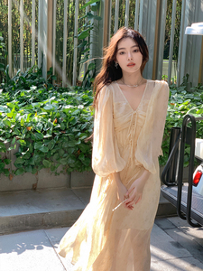 香港YA夏季新款气质泡泡袖v领印花黄色连衣裙长款两件套 含吊带裙