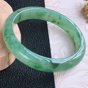 周大福焕美缅甸玉翡翠手镯女款冰糯种油青飘花冰透绿百搭玉翡翠玉