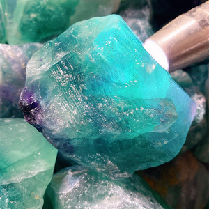 天然绿萤石原石蓝绿色水晶石矿物晶体标本裸石摆件观赏香熏矿石料