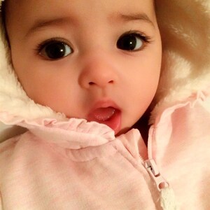 典网红漂亮女宝宝海报大眼睛长睫毛婴儿写真照片早教卧室新濮