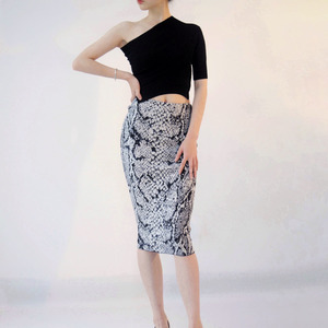 蛇皮纹包臀裙