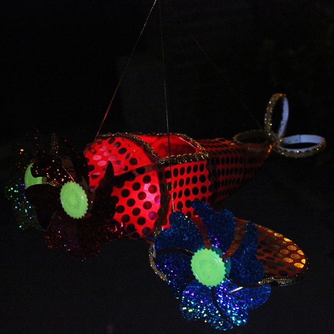 布艺手提花灯纯手工制作元宵大红新年新春电子发光飞机灯笼成品