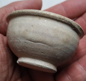 灰堂唐代白釉小陶碗(直径5.6厘米.高3厘米左右.边和底有磕碰)