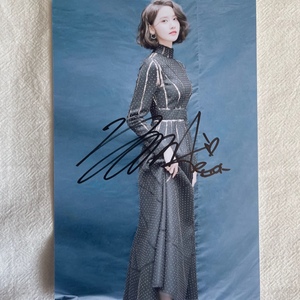 林允儿亲笔签名宣传照片