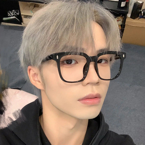 粗框变色眼镜男