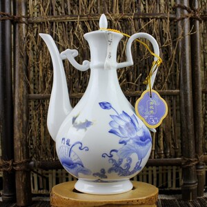 老传统青花瓷酒