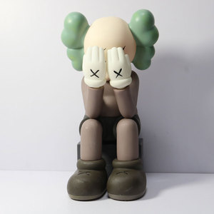 正版散货kaws坐姿捂脸潮玩公仔台北芝麻街潮玩玩偶手车装饰摆件