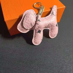 mcm小狗挂件 mini双肩包斜挎包小狗公仔挂件钥匙扣饰品适用于m-mc