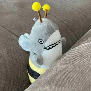 小鲨挂件鲨鱼蜜蜂钥匙扣鲨公仔玩偶恶搞蜜鲨蜜公仔