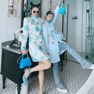 迪丝嫚苓鸭蛋青色连衣裙刺绣图案拼色时尚原创设计