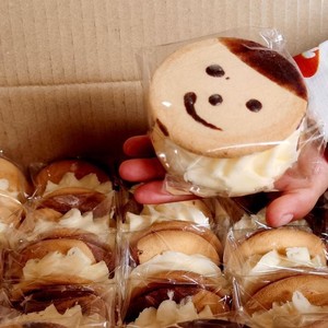 笑脸奶油夹心蛋糕硬奶油80后怀旧奶油蛋糕老式奶油夹心糕点娃娃脸