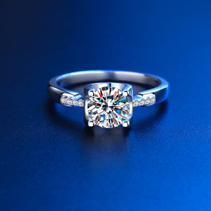 周大福焕美pt950铂金莫桑石钻戒一克拉牛头四爪白金钻石求婚戒指