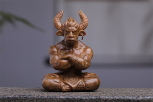 天然绿檀实木雕刻牛魔王手把件霸气生肖牛汽车中控摆件客厅装饰