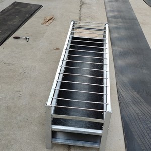 250人付款淘宝新款喂羊食槽小羊开口料槽羊羔专用补料槽伸头口高度