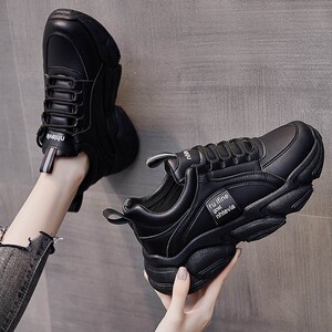 黑色老爹鞋全黑运动鞋女球鞋皮面防水厨房防滑纯黑上班耐脏小黑鞋