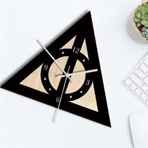 新意欧式简约装饰静音钟表三角形极简风客k厅餐厅ins亚克力静音钟
