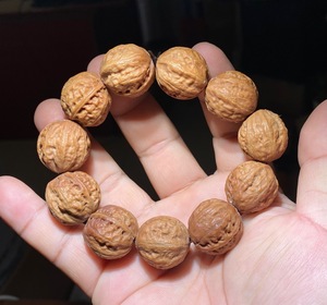 小山核桃手串把玩
