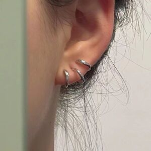 小红书春款时尚耳钉 原创款假装三个耳洞的错位基础圈圈耳环