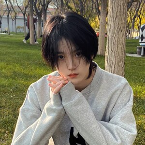 发型女短发中分