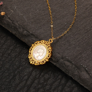 周六福18k黄金女王牌项链复古伊丽莎宫廷女皇贝母吊坠秋季新款