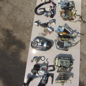 富路三轮车配件骏马荣贵a1a7c3-b车门尾门前机盖油箱电门锁芯锁块