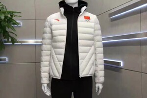 安踏2022国旗款赞助款冬奥会中国国家队男女同款轻薄羽绒服