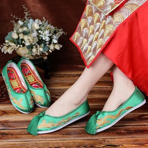 绿鞋女结婚秀禾鞋绿色婚鞋新款平底绣花鞋复古龙凤流苏中式婚礼鞋