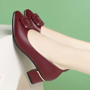 百丽单鞋女士真皮软底舒适本命年红色防滑方跟小圆头夏季中年皮鞋