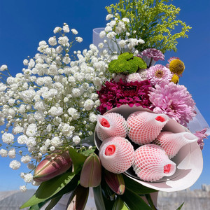 昆明市呈贡区花子鲜花店玫瑰10支 百合10朵 小雏菊1扎 满天星1扎