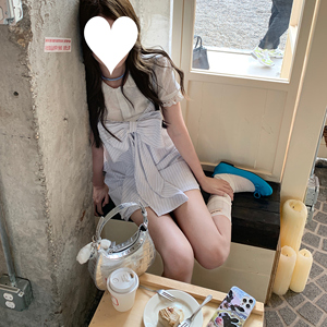 sasaouni蓝色蝴蝶结条纹吊带连衣裙女2024夏季穿搭设计感显瘦裙子