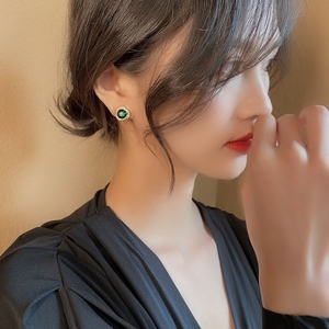 适合短发的耳钉耳饰圆脸耳环显瘦高级祖母绿色耳钉女轻奢复古气质