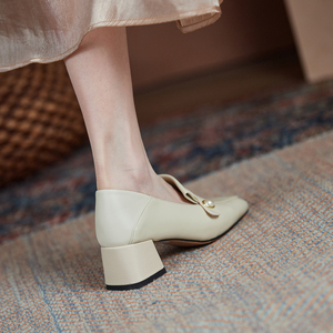 女士白色细跟皮鞋