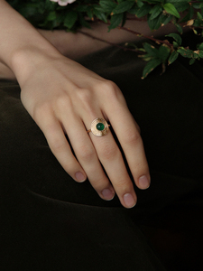 祖母绿草帽戒指女法式复古轻奢设计尾戒小众高级感绿宝锆石食指戒