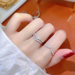 18K金20分彩金铂金V型小排钻戒女钻石形食指多戴式叠戴护戒指指环