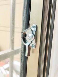 90型窗户配件卡扣月牙锁门窗玻璃移门老式搭扣锁推拉窗铝合金锁扣