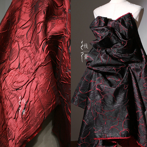 千秋黑红提花立体条纹布料压褶浮雕肌理高档旗袍服装设计师面料
