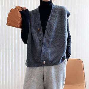 秋季时髦v领针织马甲女韩版外搭无袖纯色毛衣开衫背心