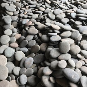 打水漂专用石头扁石头灰色鹅卵石鱼缸造景园艺铺路乌龟晒台河滩