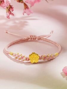 周大福小桃花手链女夏黄金红绳本命年转运珠编织七夕情人节礼物