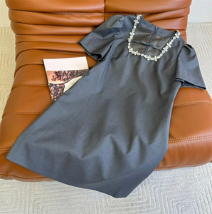 时髦小众设计 方形领口重工镶钻蝴蝶结装饰藏肉显瘦直筒连衣裙