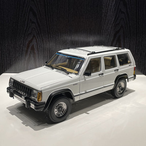 极光原厂1:18汽车模型 吉普小切诺基2500 Jeep Cherokee重案六组