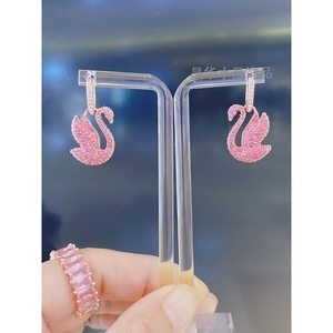 施华洛世奇适用浪漫粉色天鹅耳环女小众设计耳扣高级感水晶耳饰可