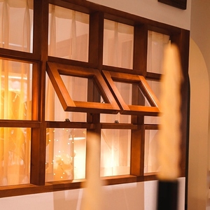 定制玻璃木窗框架咖啡店原木窗户上下左右推拉窗定做网红折叠窗户