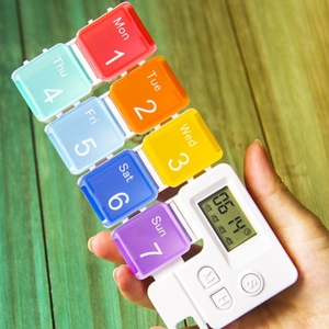 日本MUJIE智能定时药盒便携可拆闹钟收纳一周分装药盒吃药提醒器