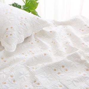 白色绣花绗缝被床单三件套夹棉空调被床盖带裙边防尘刺绣单件床罩